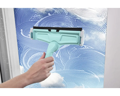 Curățător de ferestre în acțiune pe o suprafață de sticlă