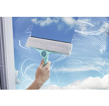 Aparat de curățat geamuri cu husă de șters și racletă utilizat pe un geam