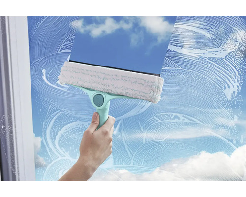 Aparat de curățat geamuri cu husă de șters și racletă utilizat pe un geam