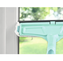 Racletă de geam în uz pe un geam