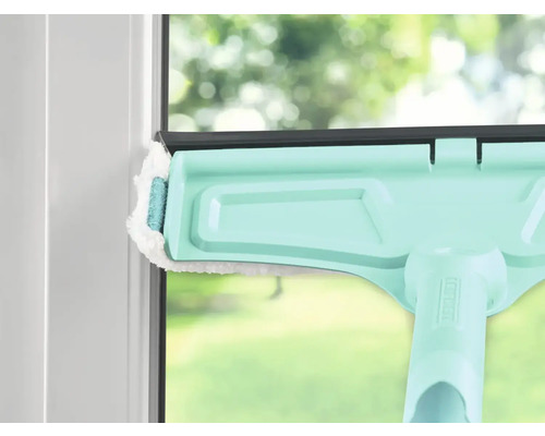 Racletă de geam în uz pe un geam