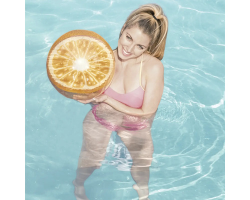 Femeie în piscină cu o portocală gonflabilă