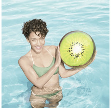 Femeie ținând o minge gonflabilă kiwi în piscină