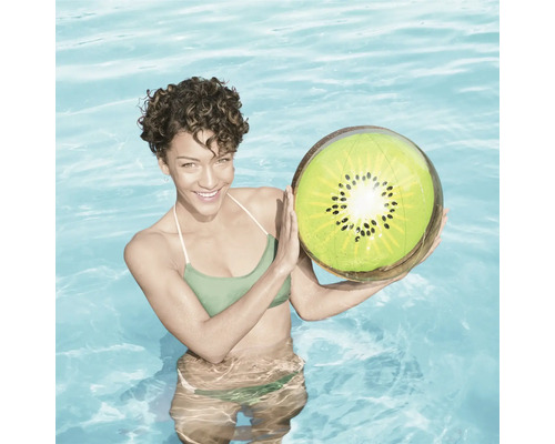 Femeie ținând o minge gonflabilă kiwi în piscină