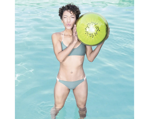 Femeie în piscină ținând o minge gonflabilă de kiwi