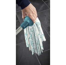 Vedere cu un mop de bumbac cu fibre de viscoză pe o tijă telescopică