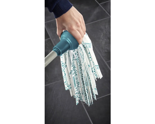 Vedere cu un mop de bumbac cu fibre de viscoză pe o tijă telescopică