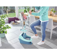 Femeie care folosește un mop și o găleată pentru a curăța podeaua