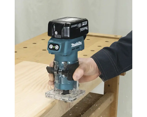 Freză verticală cu acumulator Makita utilizată pe o piesă de lucru