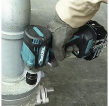 Cheie de impact cu acumulator Makita utilizată pe o conductă