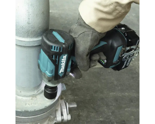 Cheie de impact cu acumulator Makita utilizată pe o conductă
