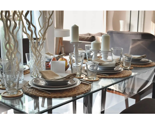 Masa festivă cu veselă, pahare, lumânări și decorațiuni