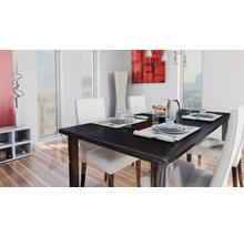 Zonă de luat masa luminoasă cu masă și scaune