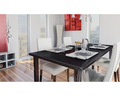 Zonă de luat masa luminoasă cu masă și scaune