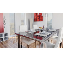 Masa de sufragerie cu veselă și scaune într-o sufragerie luminoasă