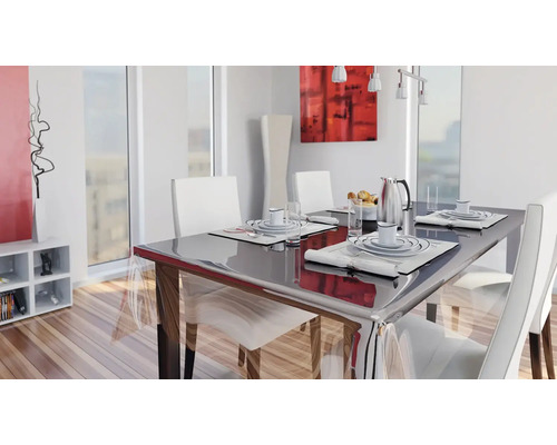 Masa de sufragerie cu veselă și scaune într-o sufragerie luminoasă