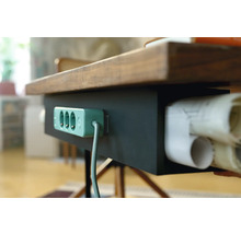 Bloc triplu de prize montat sub o masă