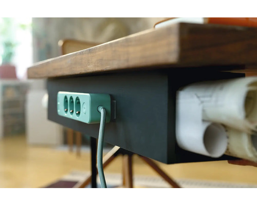 Bloc triplu de prize montat sub o masă