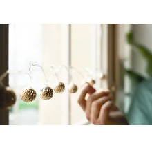 Ghirlandă luminoasă decorativă cu bile fixată pe fereastră