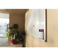 Tabla albă cu markere și note pe perete