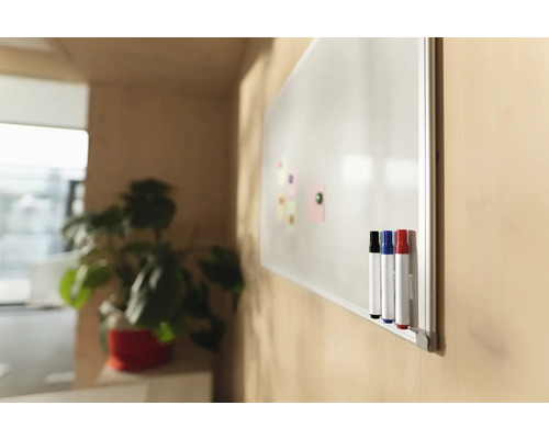 Tabla albă cu markere și note pe perete