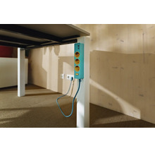 Prim-plan al unei prize multiple cu porturi USB, atașată la un picior de masă.