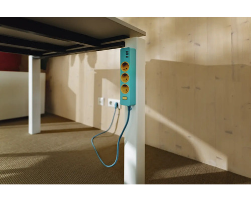 Prim-plan al unei prize multiple cu porturi USB, atașată la un picior de masă.