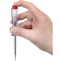 O mână ține un tester de tensiune.