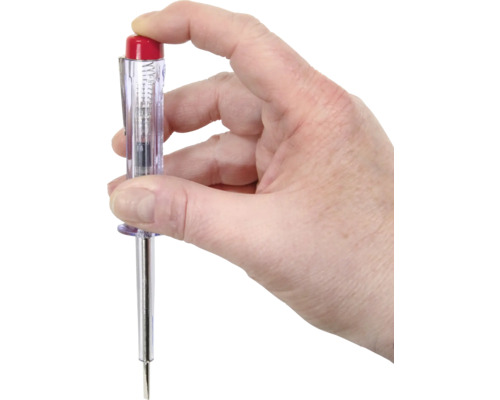 O mână ține un tester de tensiune.