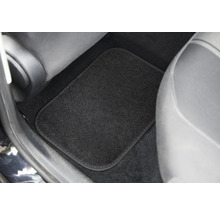 Covoraș negru în spațiul pentru picioare al unei mașini.