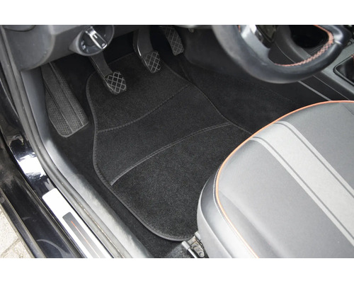 Covoraș auto negru în spațiul pentru picioare al unei mașini