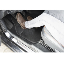 Interior auto cu covoraș și picior pe pedală