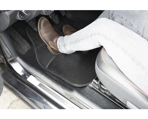 Interior auto cu covoraș și picior pe pedală