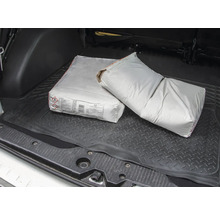 Doi saci de ciment în portbagajul unei mașini.