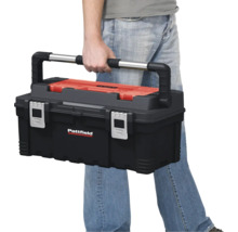 O persoană care poartă o cutie de scule Pattfield.