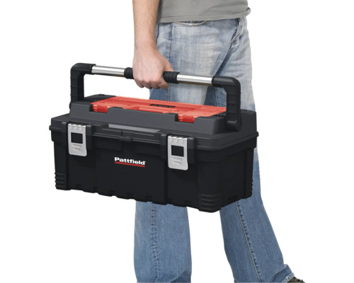 O persoană care poartă o cutie de scule Pattfield.
