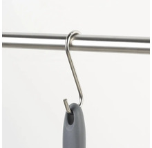 Cârlig metalic în formă de S pe o bară cu un obiect atârnat