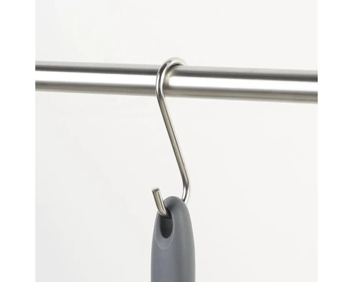 Cârlig metalic în formă de S pe o bară cu un obiect atârnat