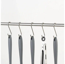 Ustensile de bucătărie atârnate pe o bară cu cârlige în formă de S