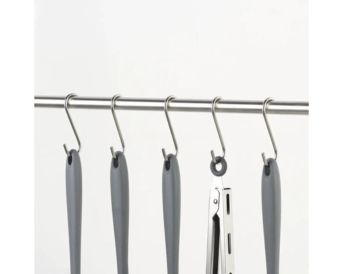 Ustensile de bucătărie atârnate pe o bară cu cârlige în formă de S