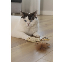 O pisică stă întinsă cu o jucărie șoarece și o jucărie pește pe o podea de lemn.