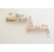 Rafturi cu decorațiuni și jucării pentru copii pe perete