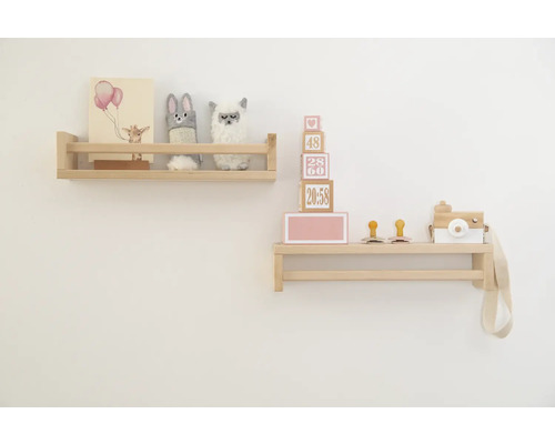 Rafturi cu decorațiuni și jucării pentru copii pe perete