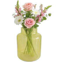 Buchet de trandafiri și margarete într-o vază de sticlă