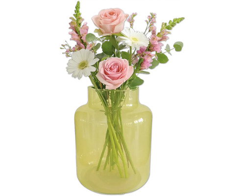 Buchet de trandafiri și margarete într-o vază de sticlă