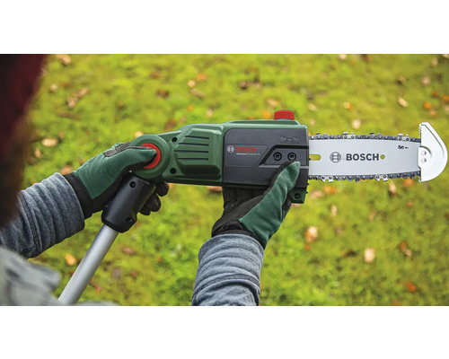 O persoană ține în mână un ferăstrău cu lanț pe acumulator UniversalChainPole 18 de la Bosch.