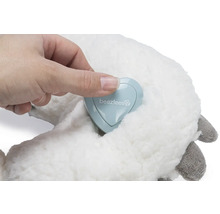 Mână care atinge sigla Beetztees pe o jucărie de pluș.