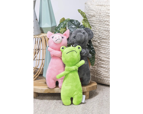 Scenă cu un porc roz, un koala gri și o broască verde ca animale de pluș