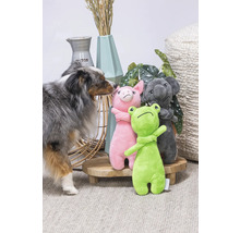 Scenă cu câine și animale de pluș: broască, porc și koala pe o masă de lemn.