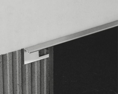 Profil metalic pentru faianță pe un perete